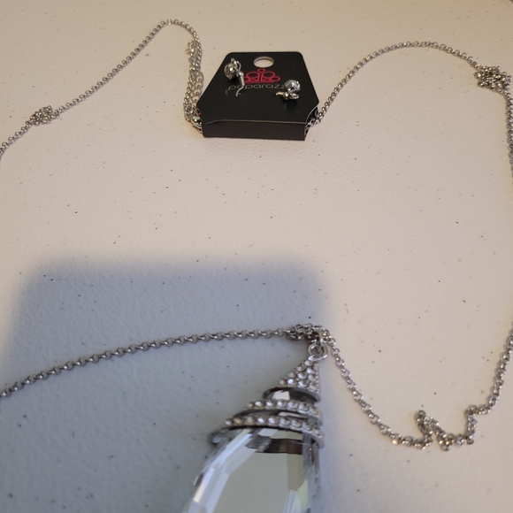 Demandingly diva white necklace with fish hook earrings